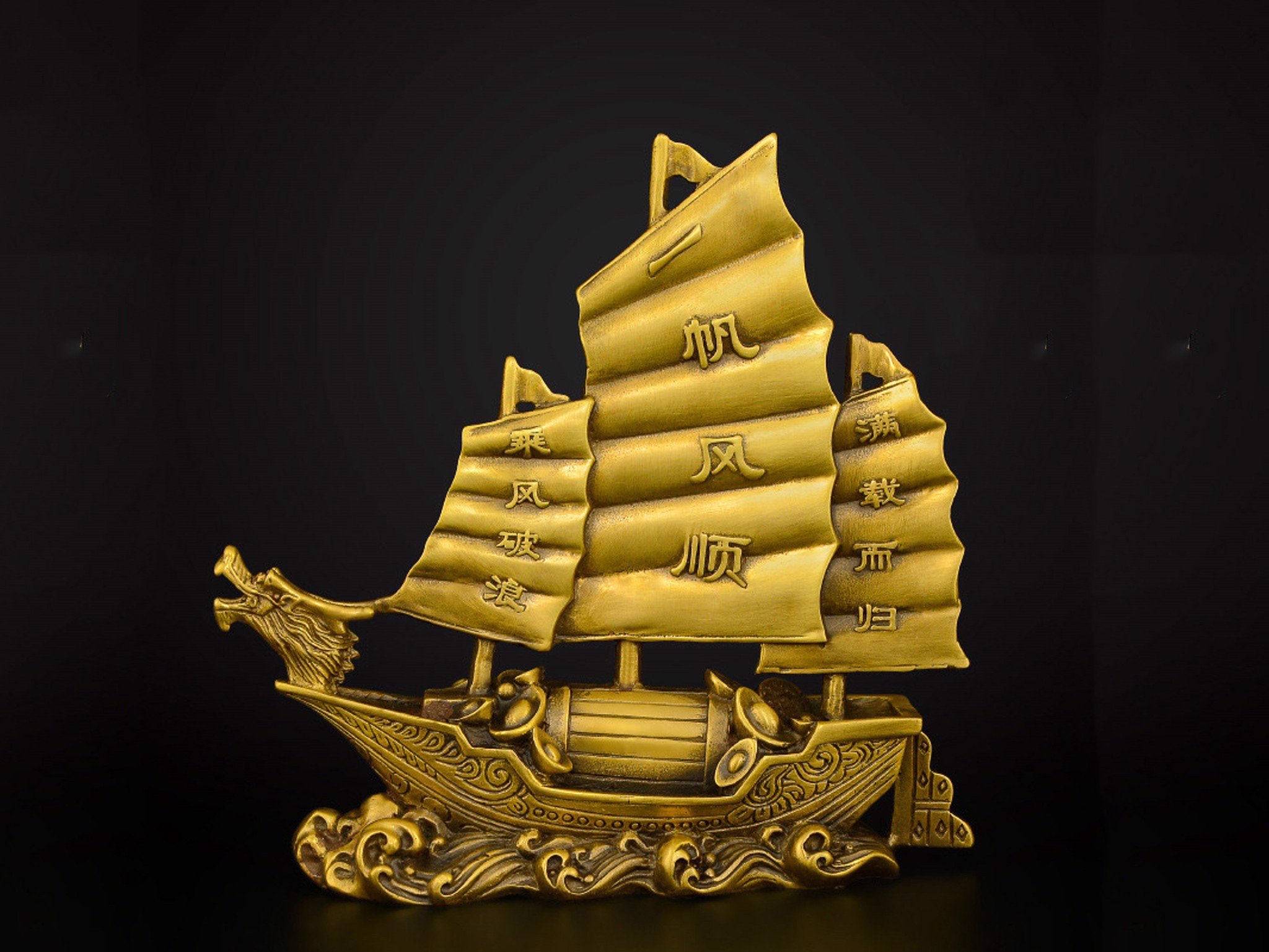 thuyền buồm phong thủy vàng