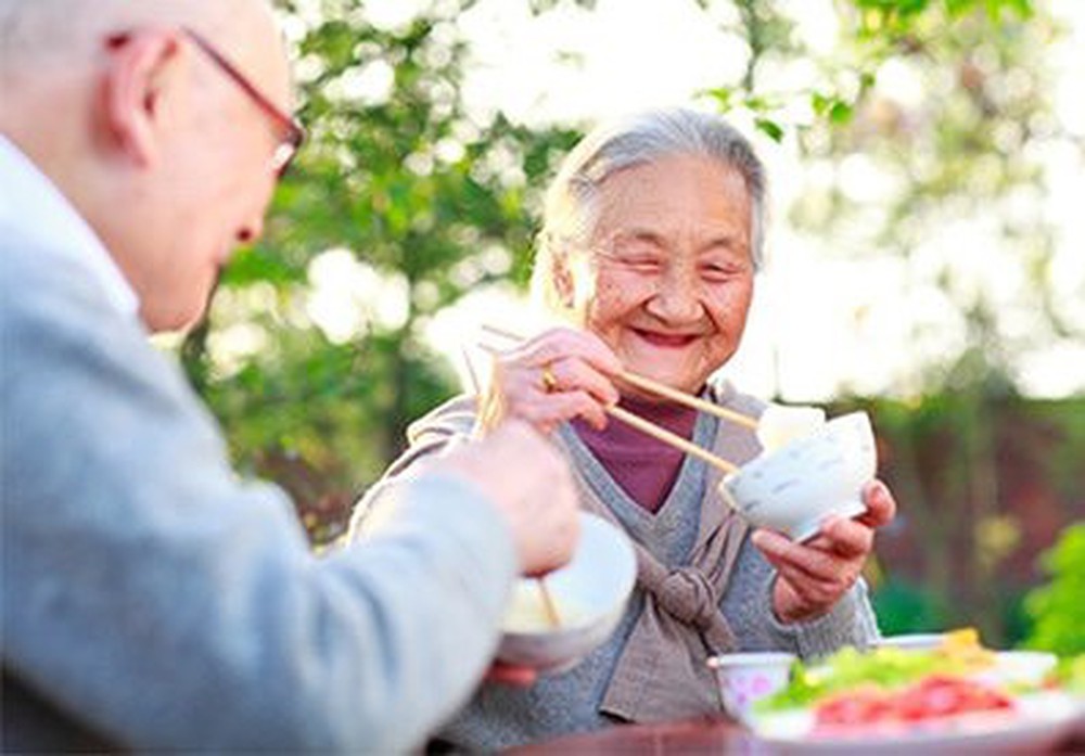 Bổ sung dinh dưỡng, tăng sức đề kháng cho người lớn tuổi