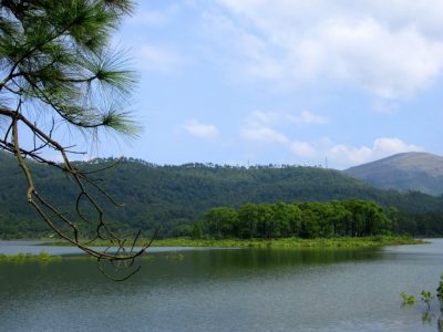 Hồ Yên Trung yên bình