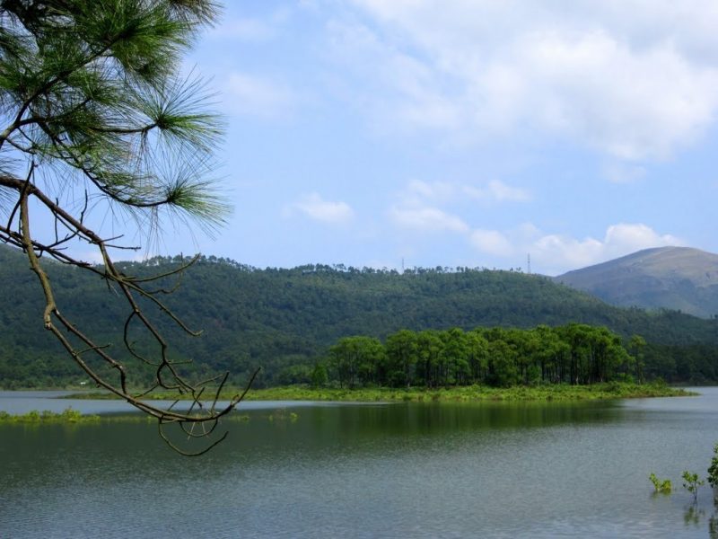 Hồ Yên Trung yên bình