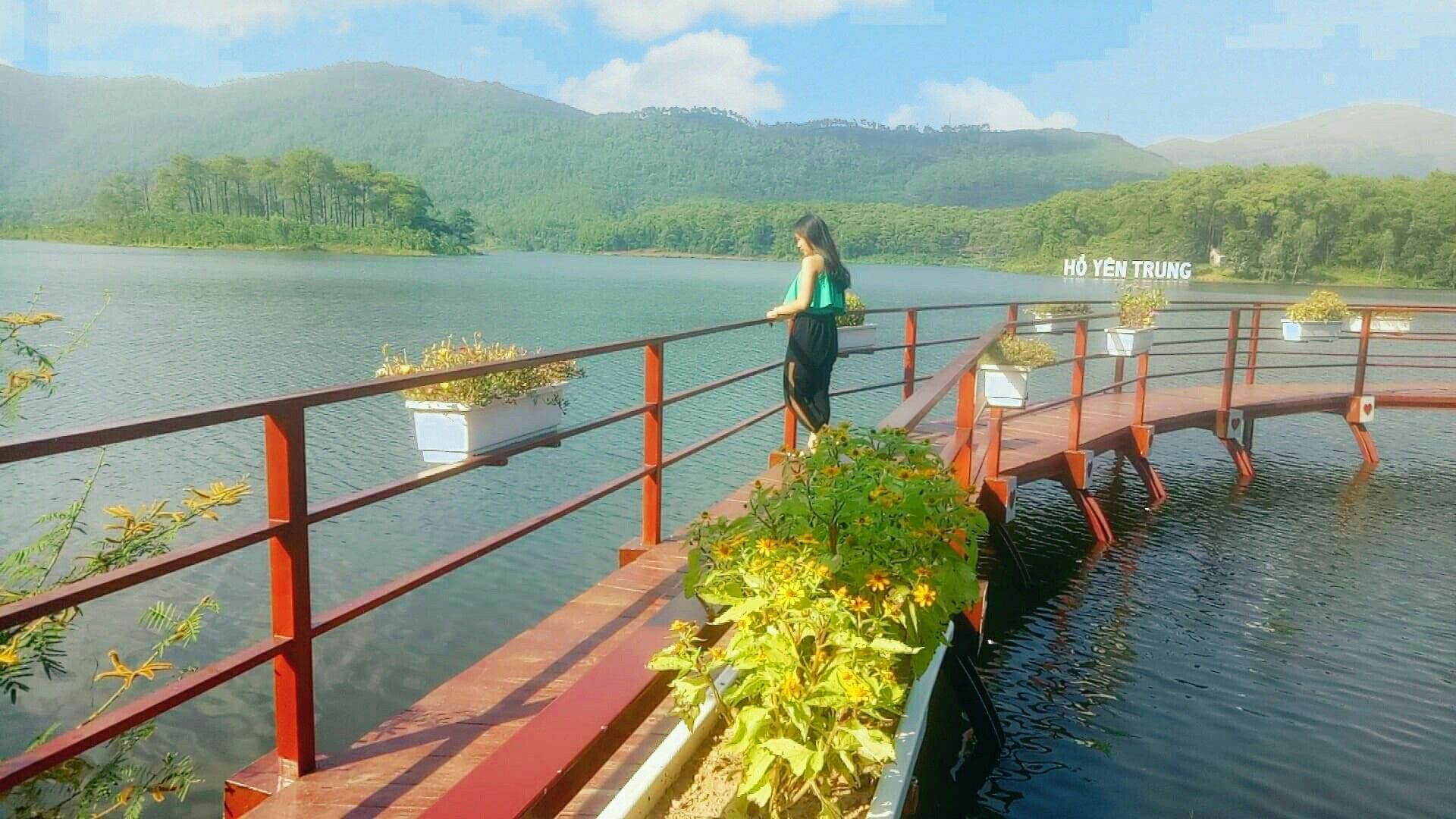Cầu trên hồ Yên Trung